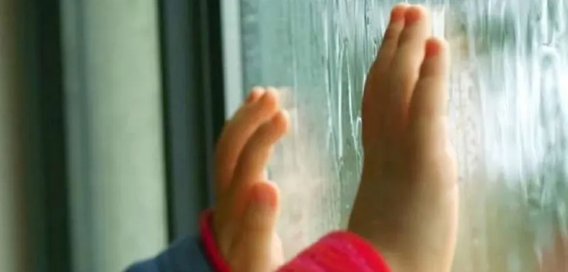 Ребенок выпал из окна в Караганде