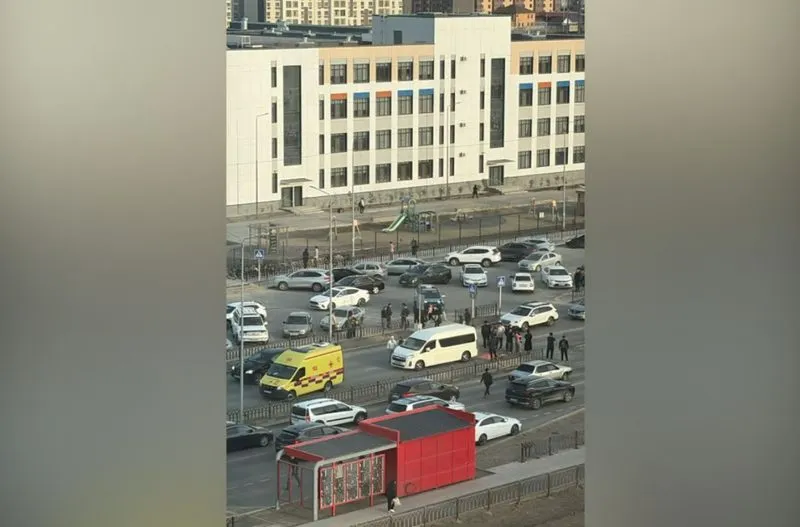 В Атырау у школы Binom насмерть сбили семилетнюю девочку