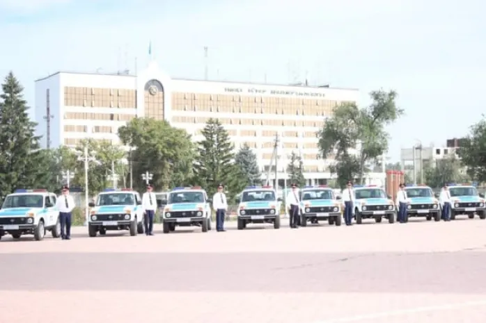 В канун Дня Конституции полицейским ЗКО вручили новые автомобили