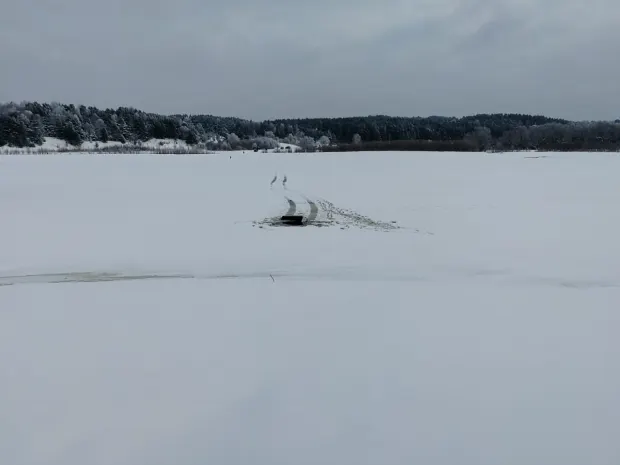 Автомобиль провалился под лед вместе с рыбаками в ВКО
