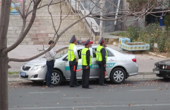 Полиция Алматы не может взыскать с лихачей 700 тыс. тенге