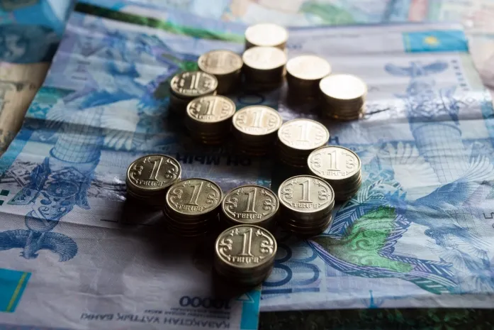 Тенге укрепился после долгих выходных