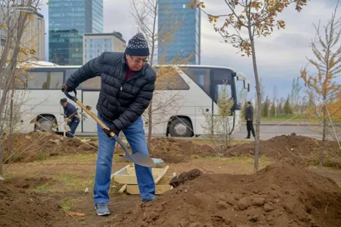 Казахстанские сенаторы поработали руками
