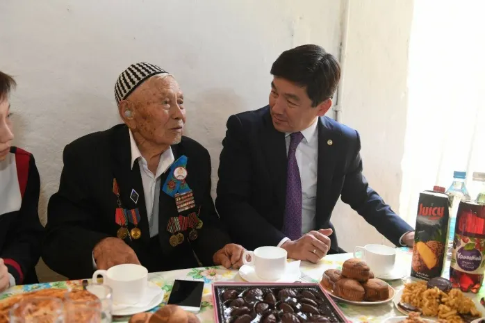 Бауыржан Байбек поздравил ветерана со 100-летним юбилеем