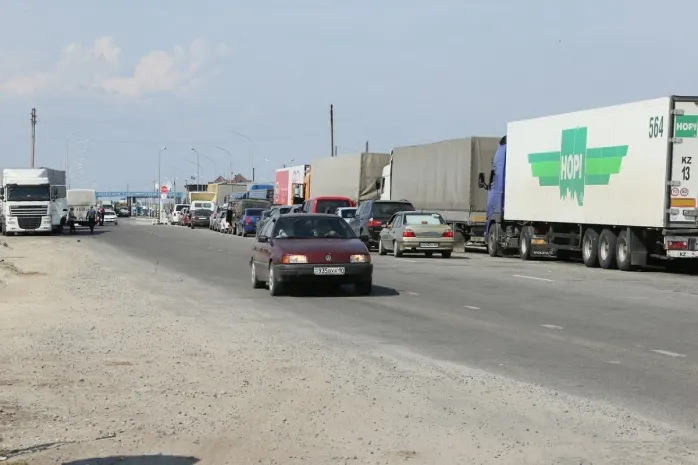 Километровые заторы на казахстанско-российской границе объяснили в МИДе
