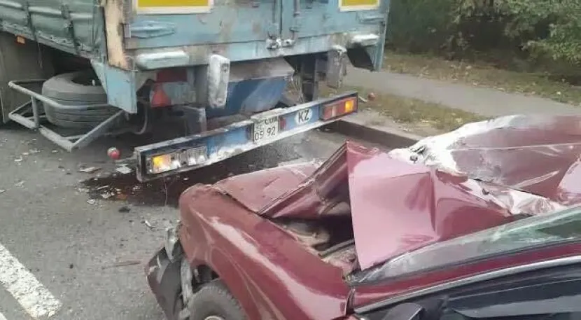 В Алматы езда по автобусной полосе привела к аварии