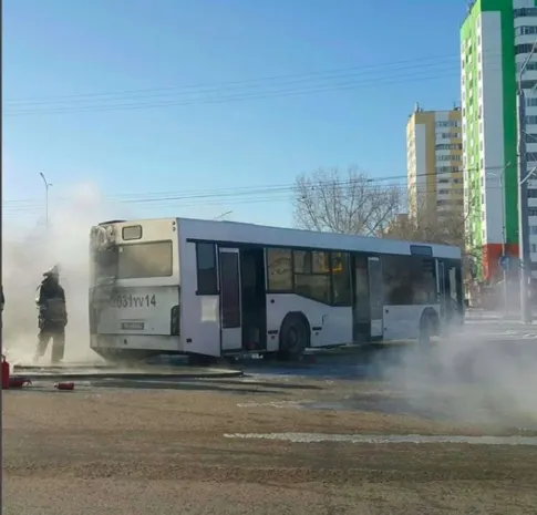 В Павлодаре загорелся автобус с пассажирами