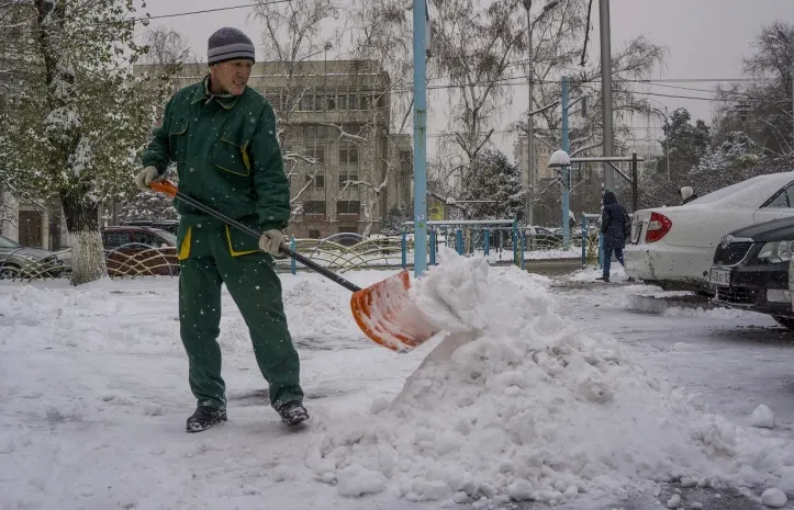 Спецтехники для уборки снега не хватает в Атырау