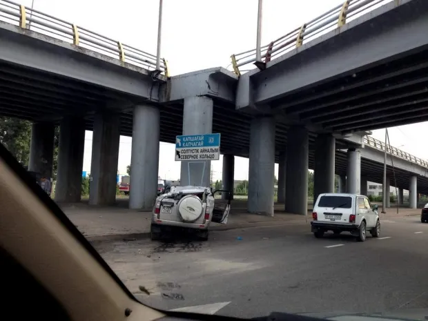 Внедорожник рухнул с моста в Алматы. ФотоЭксклюзив