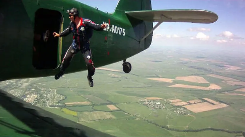 Американец собирается прыгнуть с самолета без парашюта
