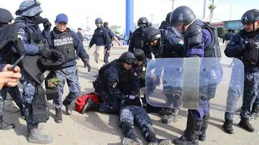 В Мексике автомобиль протаранил полицейский заслон. ВИДЕО