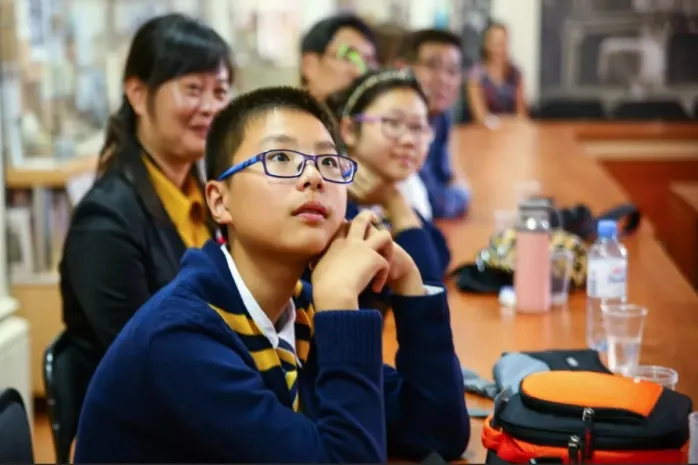 Ученики возвращаются в школы Уханя