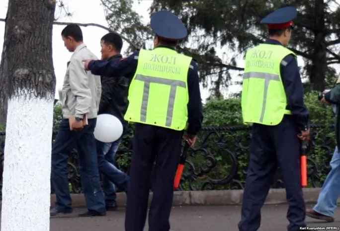 За выход из авто после остановки полицейским будут штрафовать