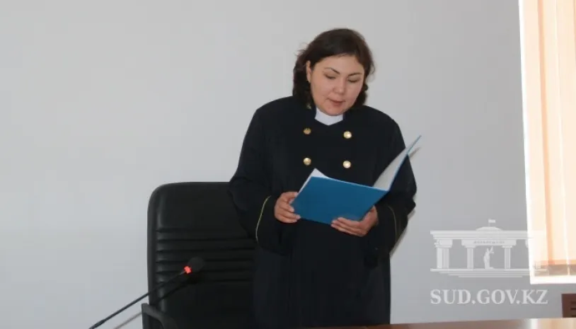 В Атырау начался суд над женщиной, избившей надзирателя