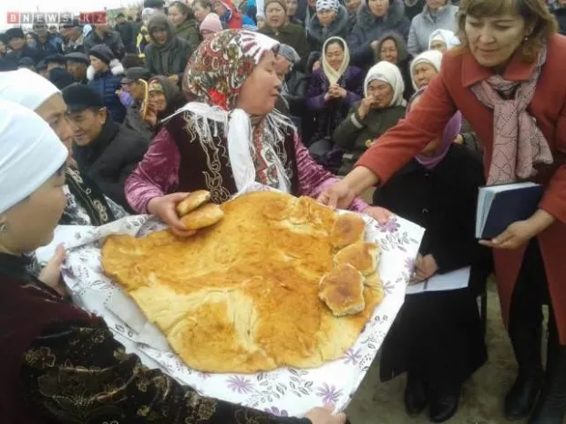 В кызылординском ауле испекли лепешку диаметром в один метр