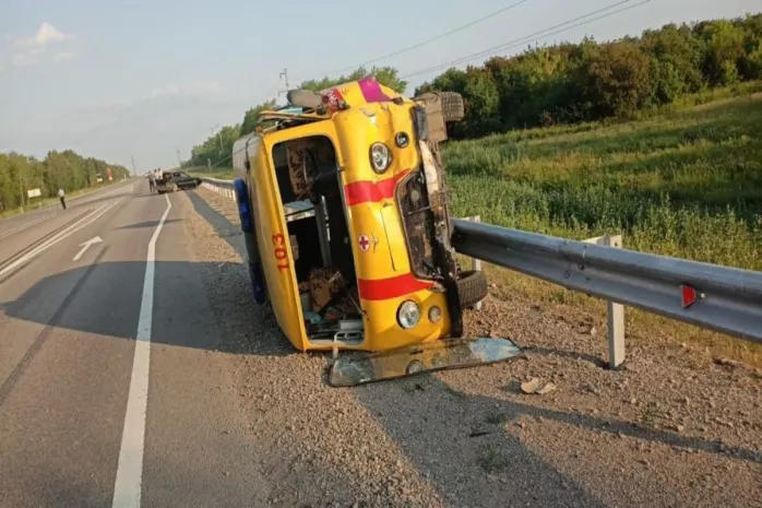 Скорая помощь с беременной перевернулась на трассе в СКО