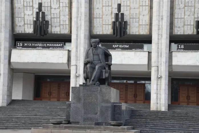 Театрам им. Ауэзова и им. Лермонтова присвоили статус национальных