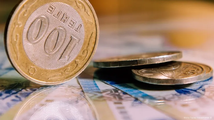 Тенге начал неделю с падения
