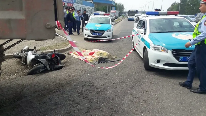 Врезавшийся в грузовик водитель мопеда погиб в Алматы