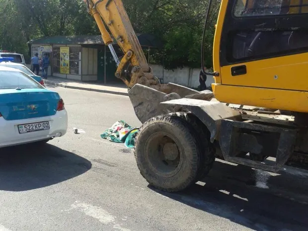 Экскаватор сбил насмерть женщину на пешеходном переходе