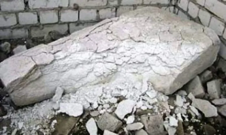 В Акмолинской области двух человек придавило бетонной плитой