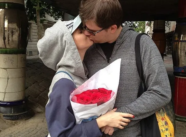 Харламов запер беременную Асмус дома