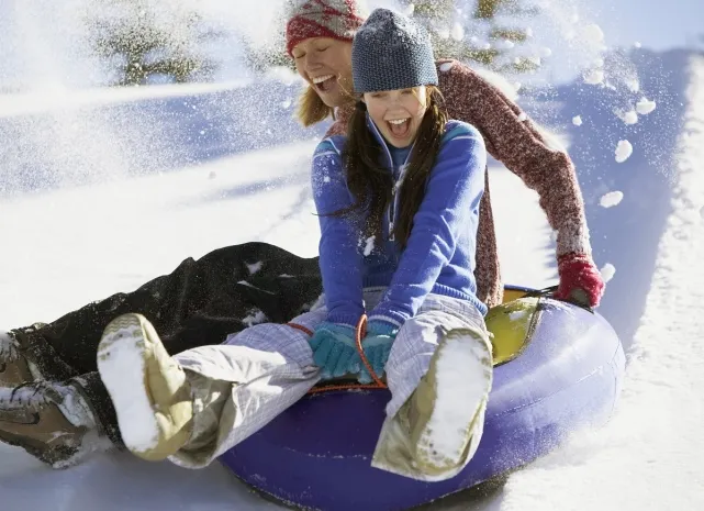 Девушка разбилась при спуске с горы на «ватрушке»