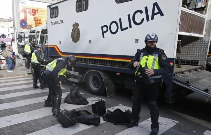 Самую большую мечеть Мадрида забросали сигнальными ракетами