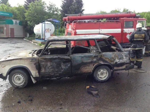 Водитель автомобиля пострадал при пожаре на заправке в ВКО