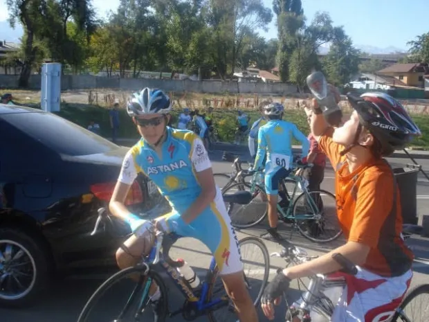 Казахстанец выиграл серебро чемпионата Азии по велогонке