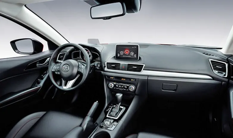 Mazda 3 проецирует информацию на лобовое стекло