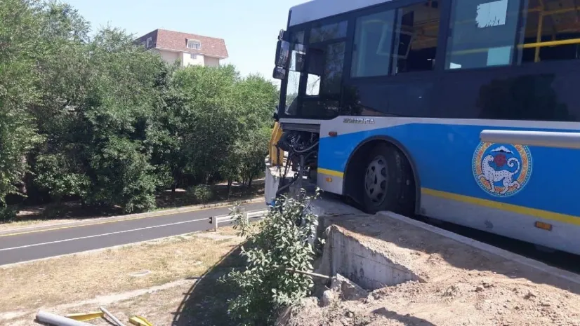Автобус едва не упал с моста развязки в Алматы