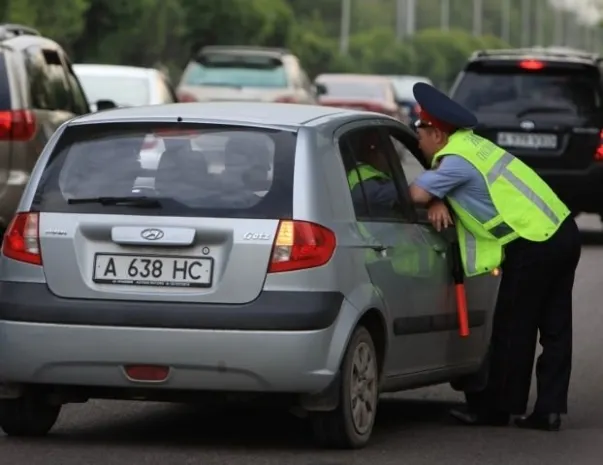В Павлодаре дорожных полицейских учат говорить с водителями