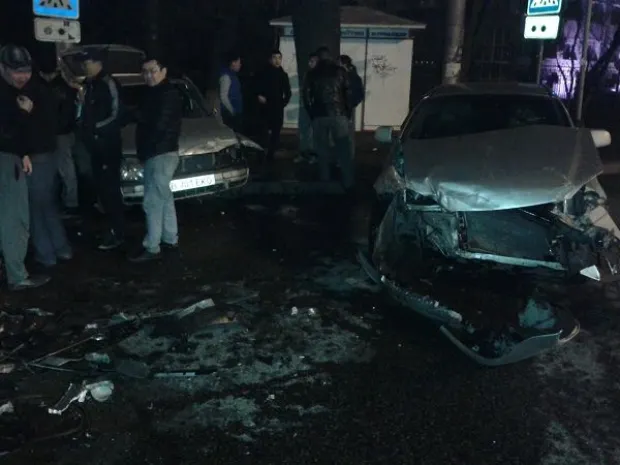 В центре Алматы произошла крупная авария: четыре человека пострадали (ФОТО)