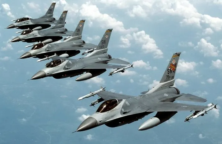 Пентагон увеличивает количество истребителей в Прибалтике