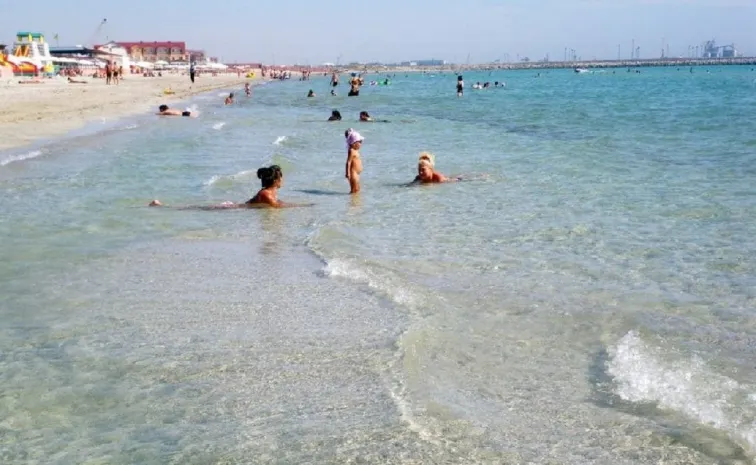 Почему опасно купаться в море