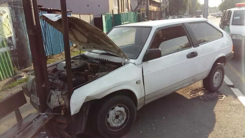 В Алматы автомобиль «снес» автобусную остановку (ФОТО)