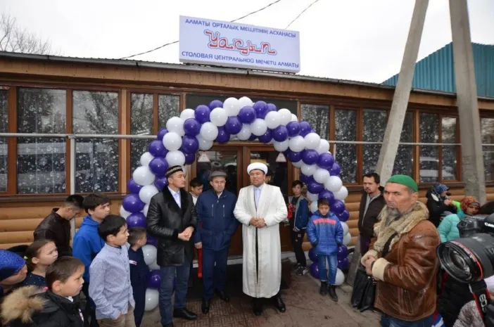 Бесплатная столовая для неимущих открылась в Алматы