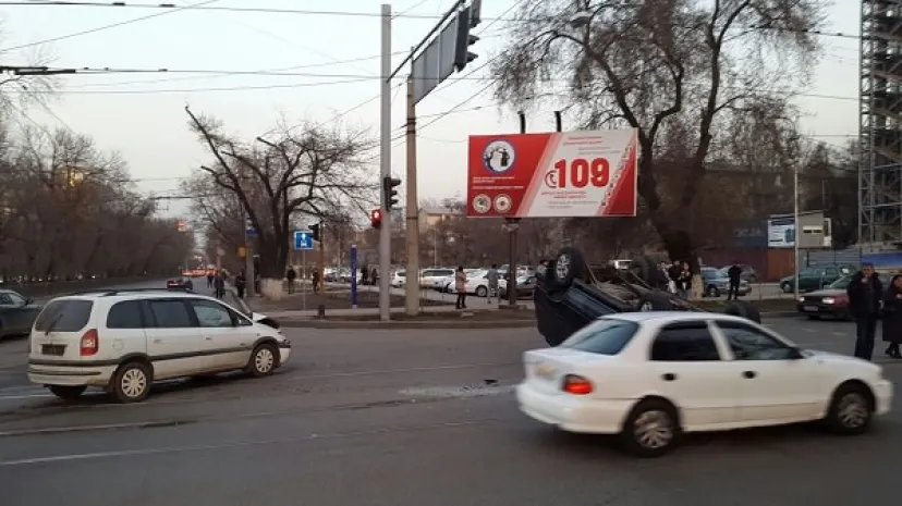 В центре Алматы перевернулся Land Cruser (ФОТО )