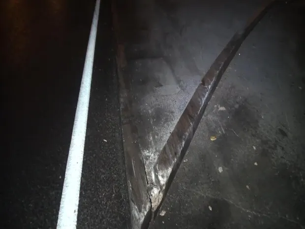 Бордюр стал причиной массовых ДТП в Алматы (ФОТО)