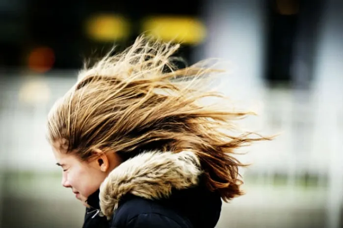 В центре Караганды из-за ветра рухнула остановка
