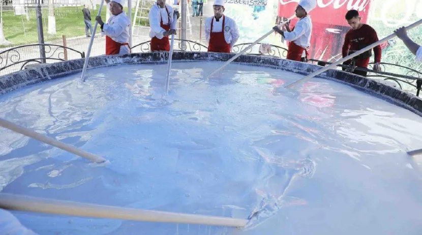 Семь тонн благотворительного сумаляка готовят в Ташкенте