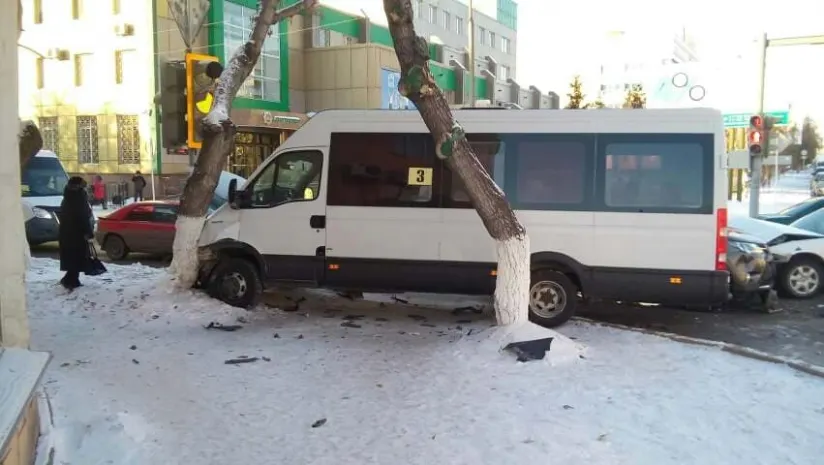 «Маршрутка» с пассажирами едва не снесла дерево в центре Павлодара