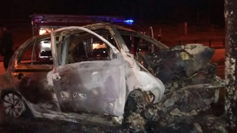 Сгорела машина Nissan Micra в Алматы (ФОТО)