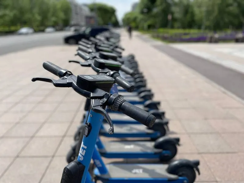 Полиция Алматы пригрозила забирать неправильно припаркованные самокаты