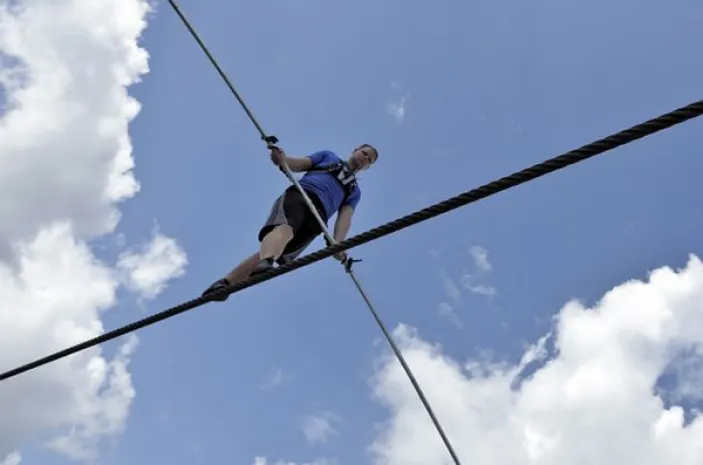 Американский канатоходец прошел без страховки по тросу — Американский канатоходец Ник Валленда прошел по тросу между небоскребами в Чикаг