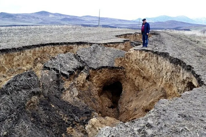 В ВКО вода вымыла двухкилометровую промоину на дороге