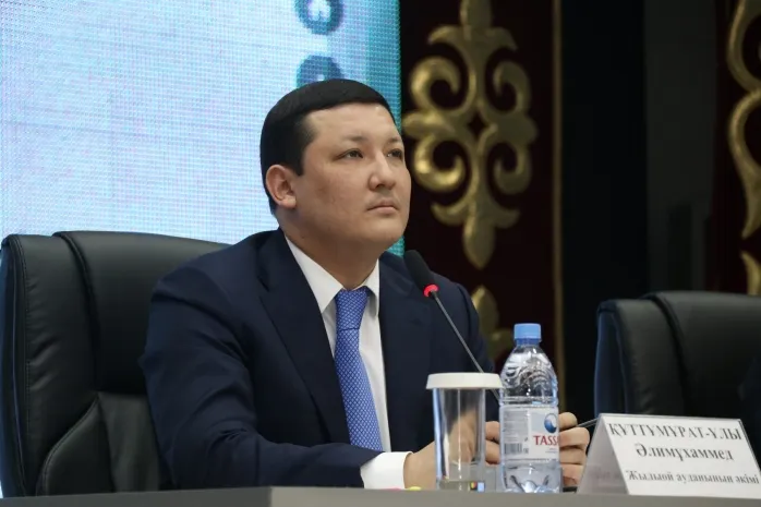 Аким Атырау пообещал отобрать служебные машины у коммунальщиков