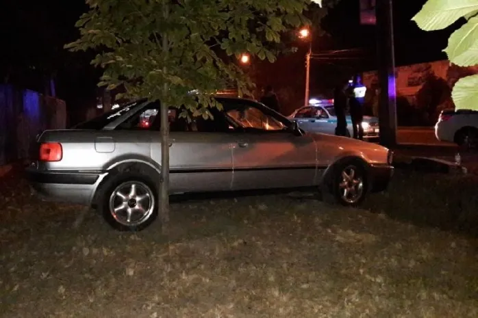 В Алматы иномарка сбила двух пешеходов, ловивших такси