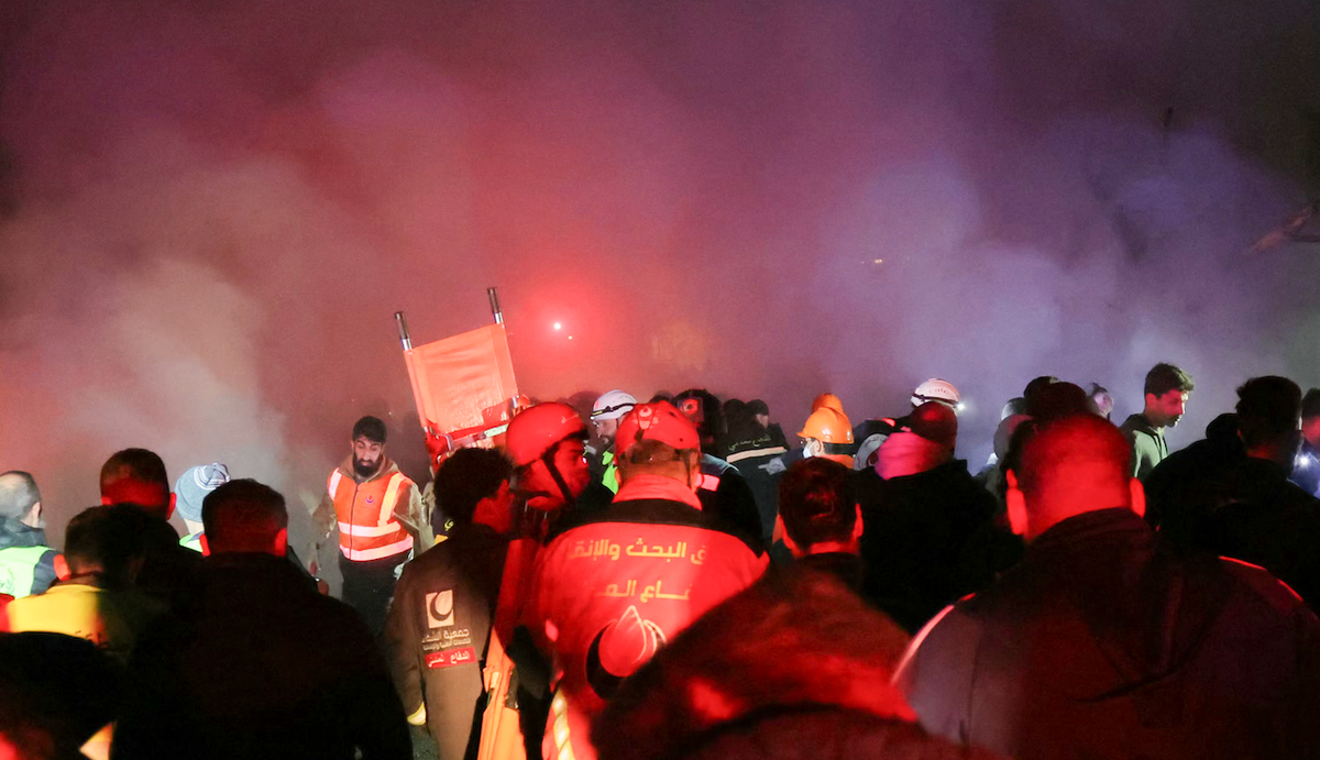 Спасатели ищут жертв израильских авиаударов по Бейруту